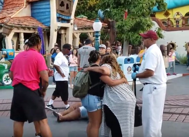 ¿El lugar más feliz del planeta? Registran pelea familiar en Disneylandia que atemorizó a niños (y adultos)