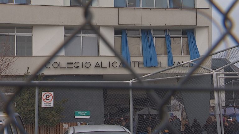 Seremi de Salud investiga posible reutilización de jeringas para vacunar a alumnos de colegio en Puente Alto