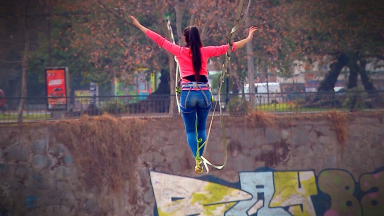 Highline: El deporte con que jóvenes se toman el Mapocho para cruzarlo sobre cuerdas