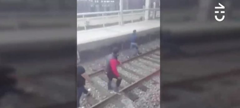 Sujetos que rayaban tren de Metro Valparaíso fueron apedreados por los pasajeros