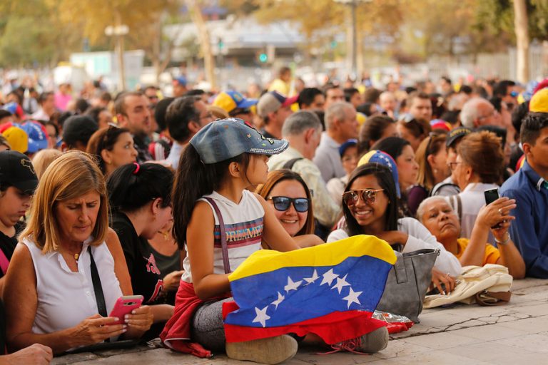 Venezolanos representan el 30% de los inmigrantes en Chile: Casi doblan la cifra de peruanos