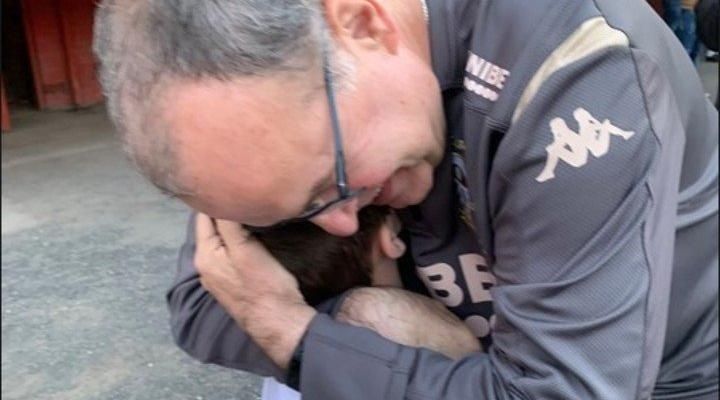 Hasta se bajó del auto: El notable gesto de Bielsa con un pequeño hincha ilusionado por un saludo
