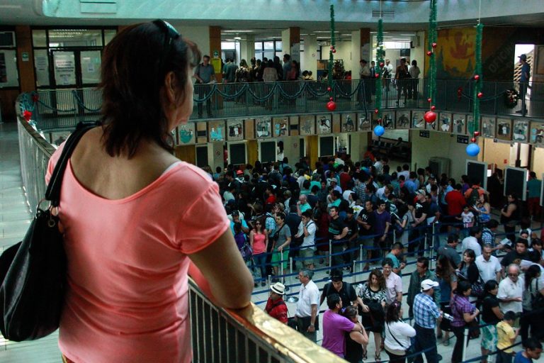 ¿Para qué sacar certificado de nacimiento si aparece en el carnet? Estos son los 10 trámites más “inútiles” en Chile