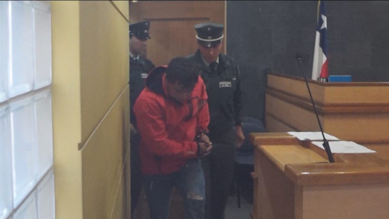 Colectivero detenido asegura que adolescente desaparecida se lanzó del vehículo, pero que está muerta