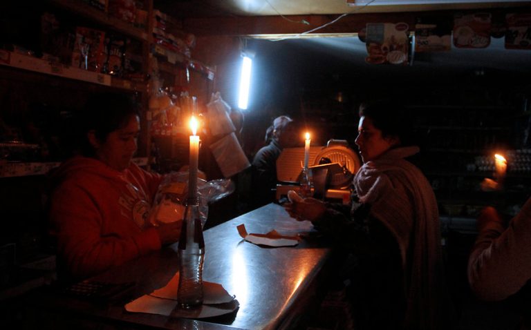 Masivo corte de energía eléctrica afecta a Puerto Montt: Reposición será progresiva