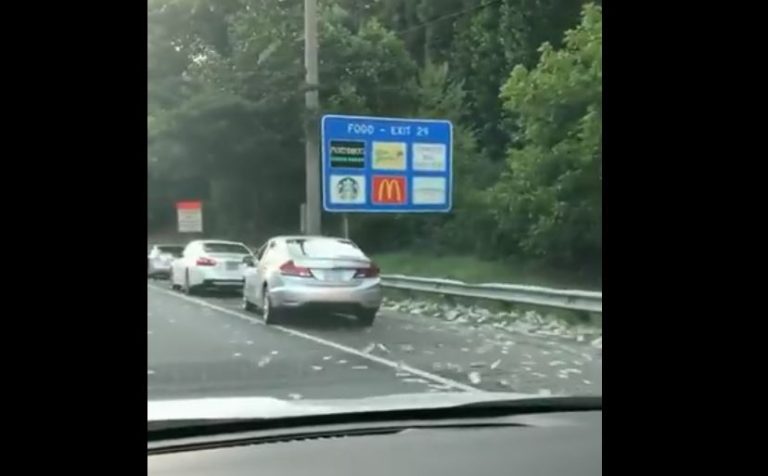 Camión de valores botó miles de dólares a la carretera y los conductores no perdieron la oportunidad