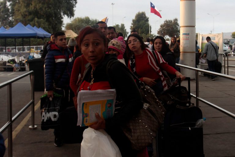 Crean mesa de trabajo para enfrentar masiva migración de venezolanos a Chile