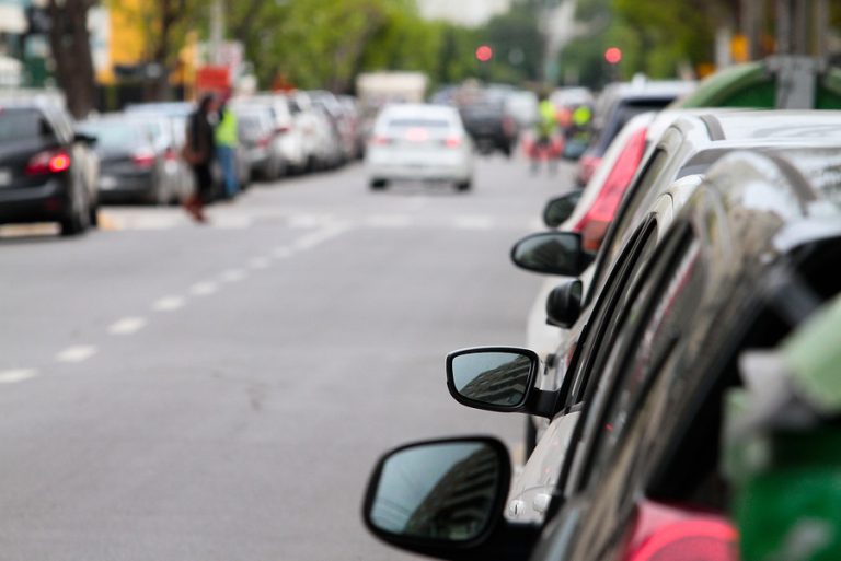 Con un gollete: Hombre en estado de ebriedad cortó la yugular de cuidadora de autos en inexplicable ataque