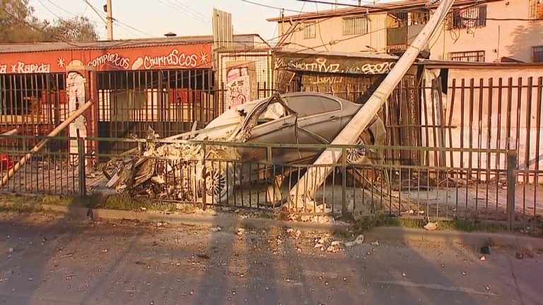 Joven murió tras chocar con su auto de frente con un poste de luz en San Ramón