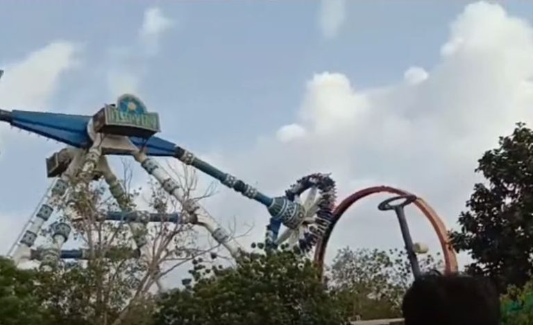 Juego se partió por la mitad: Accidente en parque de diversiones dejó dos muertos