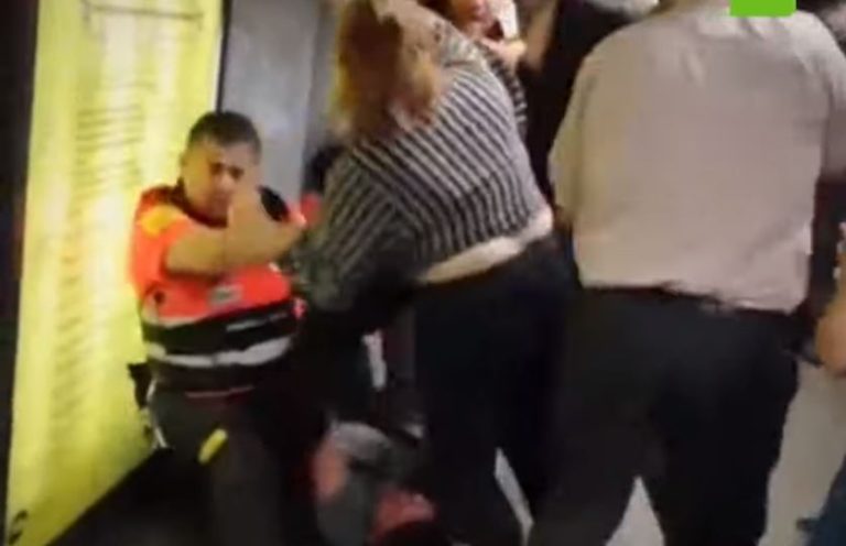 Delincuentes chilenos protagonizaron violenta pelea con guardias en el metro de Barcelona