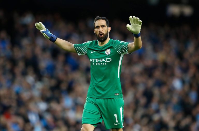 El tapadón de Claudio Bravo con el que hizo su reestreno en el City