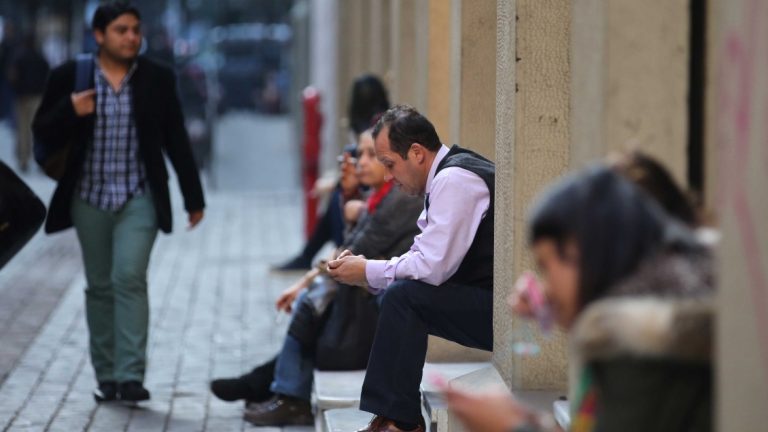 El 41% de los cesantes en Chile tiene título de educación técnica o universitaria