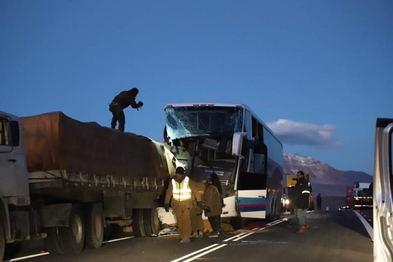 Accidente entre camión de carga y un bus dejó un muerto y varios heridos en la ruta que une Arica y Bolivia