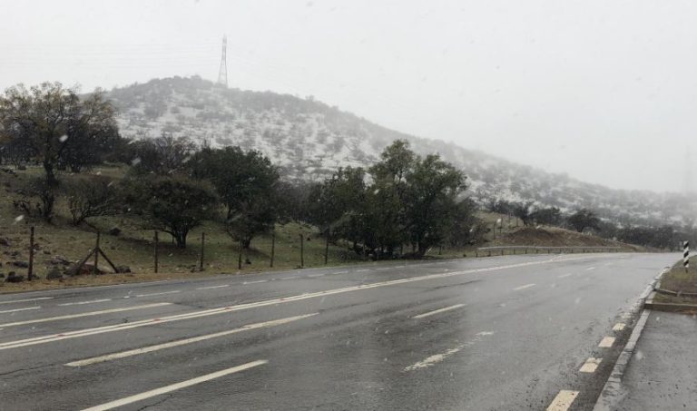 Registran caída de agua nieve en varias comunas de Santiago