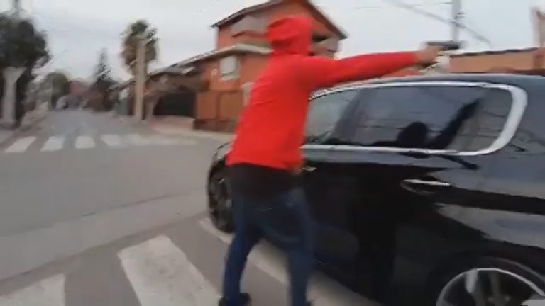 Le robaron su auto nuevo justo cuándo grababa un video para mostrarlo por redes