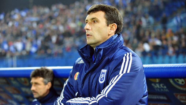 Habría sido un ataque al corazón: DT de la liga rumana se desmayó en pleno partido