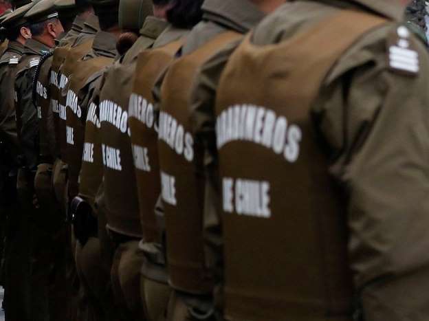 Al menos 10 carabineros fueron detenidos por apremios ilegítimos a comerciantes ambulantes en barrio Meiggs