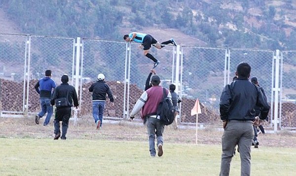 Corrió por su vida: Árbitro tuvo que saltar la reja de contención para evitar ser linchado