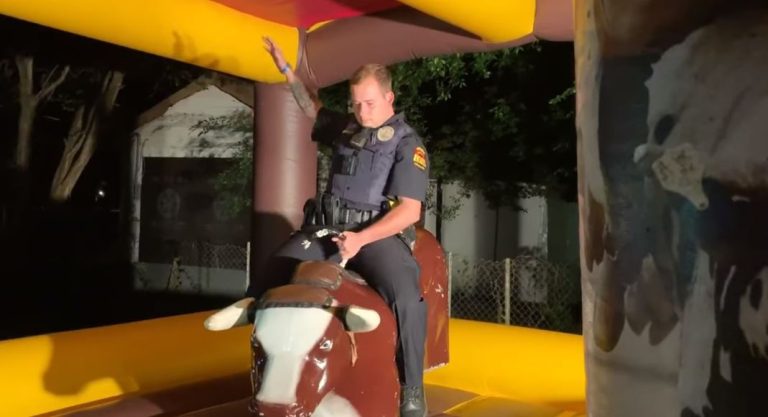 Vecinos reclamaron por ruidos molestos y policía que llegó terminó arriba del toro mecánico