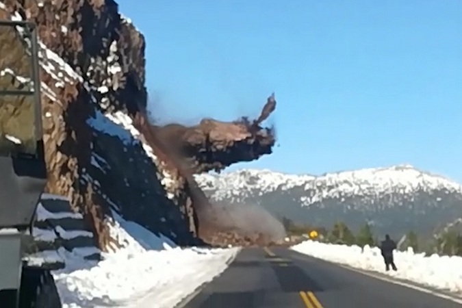 Captan impactante derrumbe de una montaña en la ruta que une Bariloche y Villa La Angostura