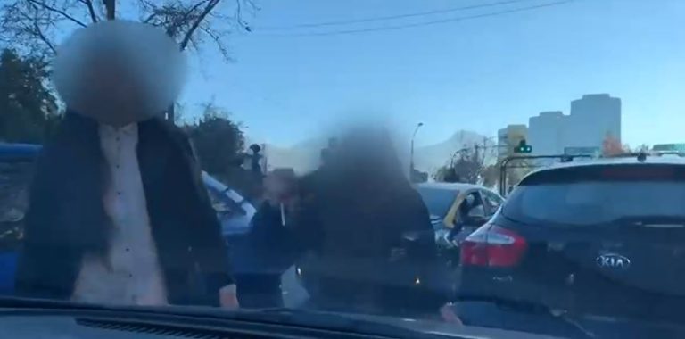 Captan a descontrolada conductora que atacó a otro vehículo con un destornillador