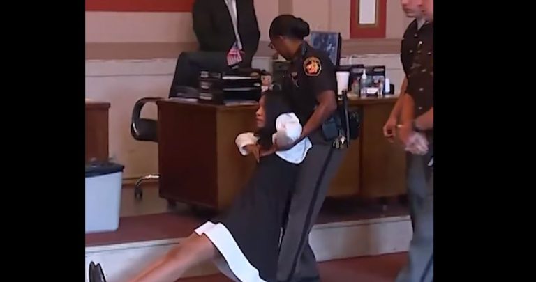 Estaba en shock: Ex jueza fue sacada arrastrando del tribunal tras ser condenada a prisión