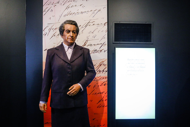 Escultor del Museo de Cera se enojó tras supuesto retoque a Gabriela Mistral: “Estoy indignado”