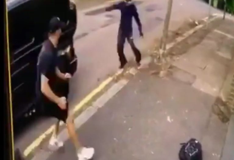 Compañero de Özil en el Arsenal lo defiende de un asalto y todo quedó registrado en video