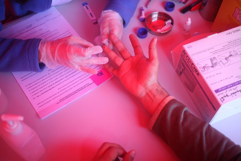 Doctor chileno casi se contagió con VIH en plena cirugía: Rasguñó su guante con la costilla del paciente