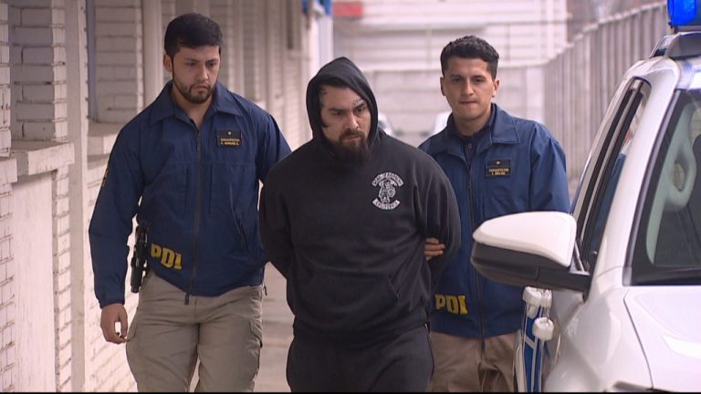 Cambió su apariencia para no ser capturado: Detienen a “El Bestia”, líder de grupo neonazi que asesinó a joven punk