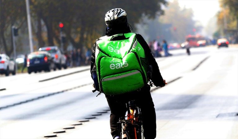 Estudio sostiene que 1 de cada 4 repartidores de comida admite probarla antes de entregarla