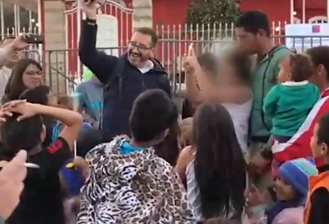 Captan el momento en que hombre toquetea a adolescente frente a Consulado de Chile en Tacna