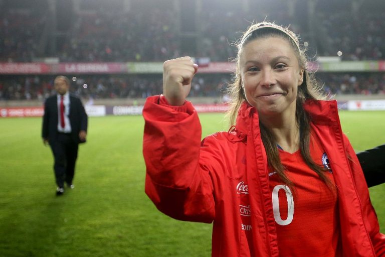 Yanara Aedo es nueva estrella del Sevilla y compartirá camarín con Francisca Lara