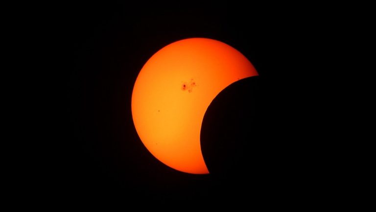 ¿A qué hora comienza? Estos son los horarios en los que se verá el eclipse solar en tu ciudad