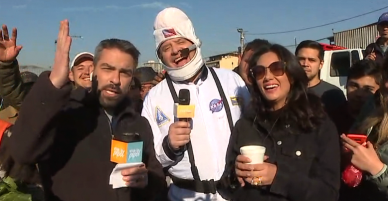 Pamela Díaz, Willy Sabor y Nico Gutiérrez regalaron lentes en la Vega Central