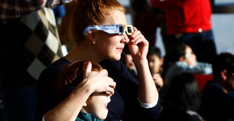 Registran primeros casos de daño ocular por no utilizar lentes recomendados para ver eclipse