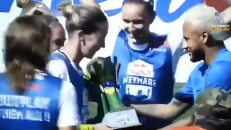 Todo mal: Jugadora fue noqueada por el trofeo de Neymar