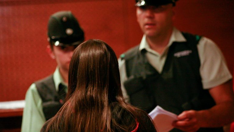 Madre fue detenida por agredir a adolescente que habría violado a su hijo de 7 años