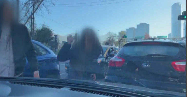 Mujer protagonizó día de furia contra vehículo y lo golpeó con destornillador