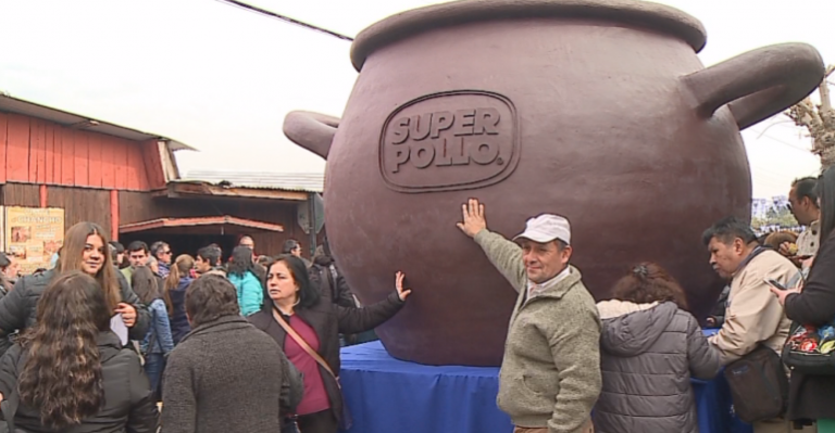 Super Pollo hizo la cazuela más grande de Chile en Pomaire