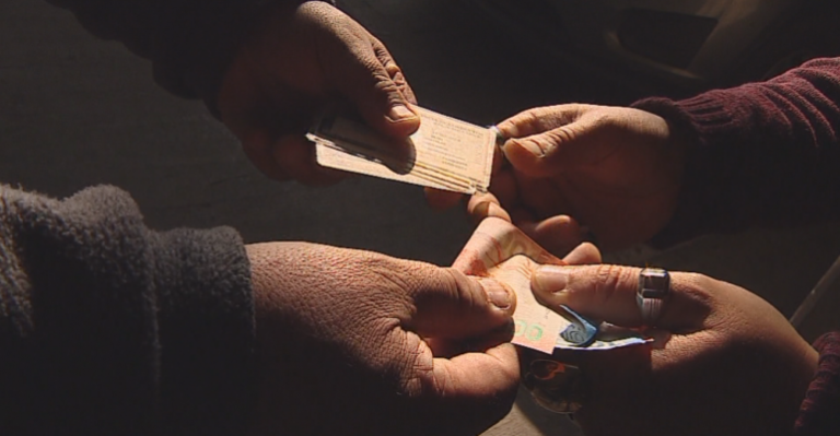 Mafias de licencias de conducir falsas: Estafan a personas a través de redes sociales