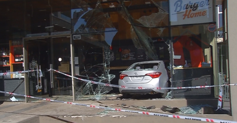 Mujer chocó de frente con restaurante en Valparaíso