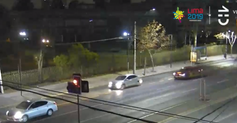 Persecución a asaltantes termina con balacera y auto quemado en Las Condes