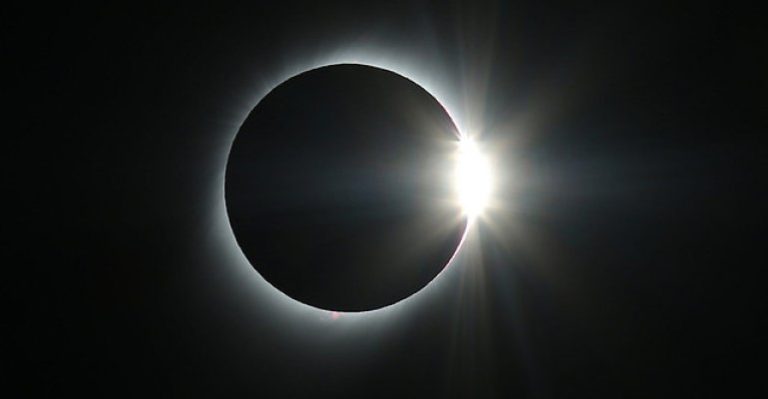 Mira el momento en que el eclipse solar emocionó a miles de chilenos