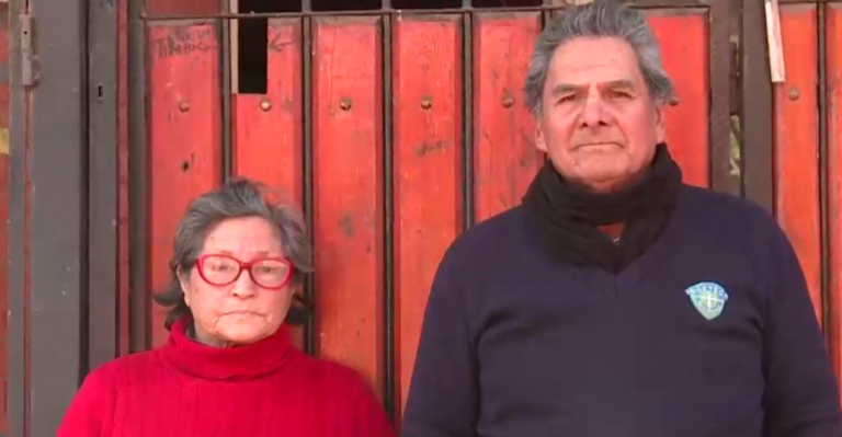 Abuelitos habrían sido estafados: Compraron su casa y quieren desalojarlos