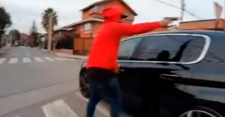 Insólito portonazo en Maipú: Grabó el robo de su propio auto