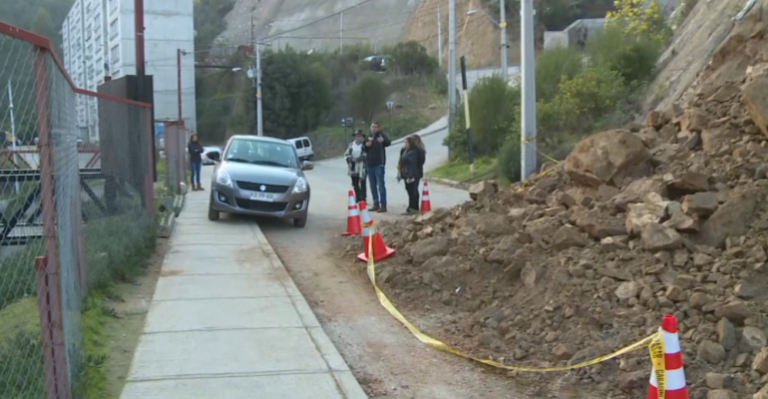 Derrumbe de cerro amenaza a edificios en Valparaíso