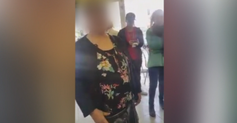 Insólito: Clienta lanzó vaso con bebida a trabajadora de local de comida rápida