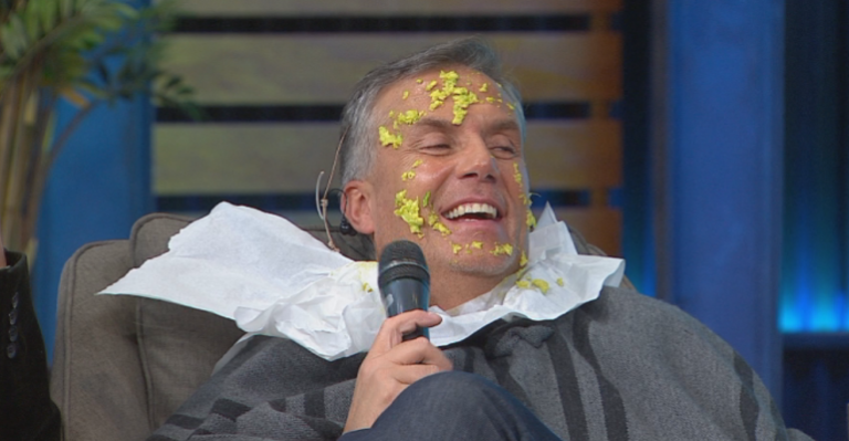 Belleza al instante: Gonzalo Cáceres realizó tratamiento facial con palta a Felipe Vidal